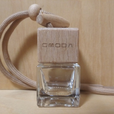 Стеклянный флакон с деревянной крышкой для автомобильного ароматизатора с логотипом Omoda