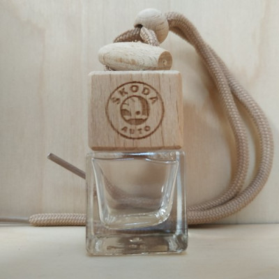 Стеклянный флакон с деревянной крышкой для автомобильного ароматизатора с логотипом Skoda