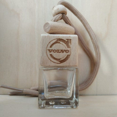 Стеклянный флакон с деревянной крышкой для автомобильного ароматизатора с логотипом Volvo